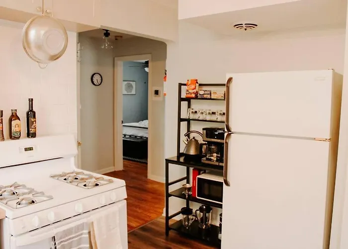 Cozy House Near Lake Erie, 10 Minutes To Downtown.