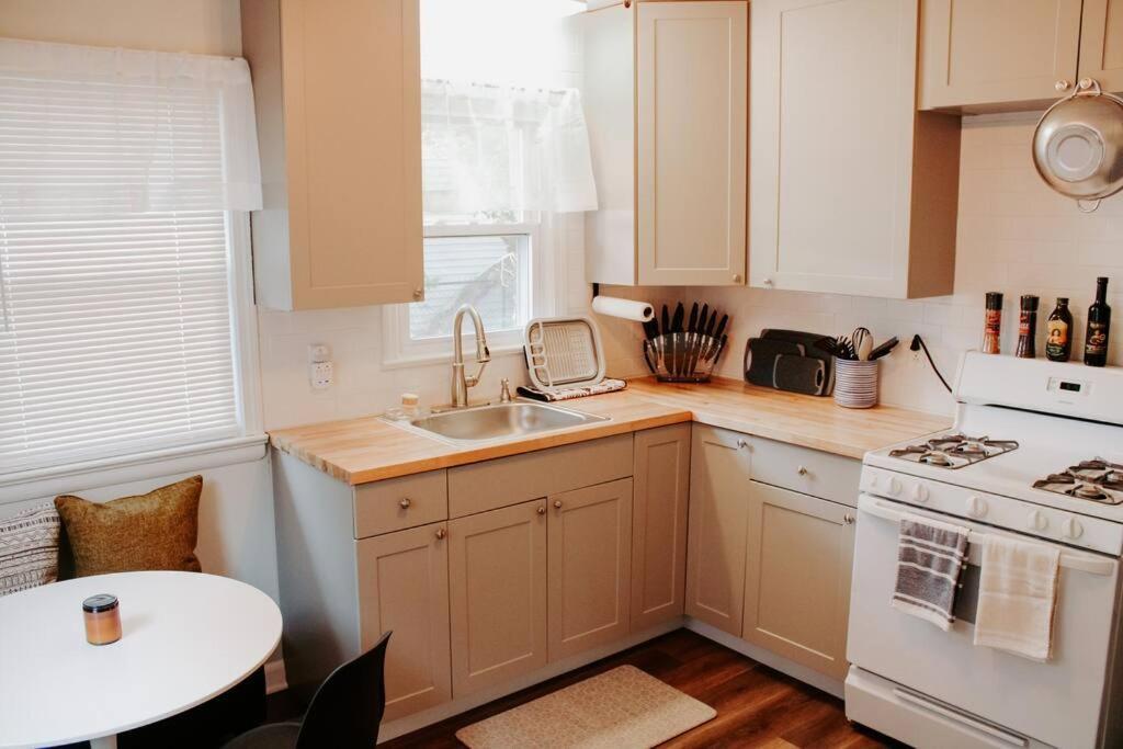 Cozy House Near Erie, 10 Minutes To Downtown. Apartment *